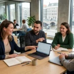 Een ondernemer en webdesigner bespreken samen het kleurgebruik website voor een hogere conversie.