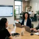 Twee ondernemers bekijken hun website op een laptop om hun lokale SEO en online vindbaarheid te verbeteren.